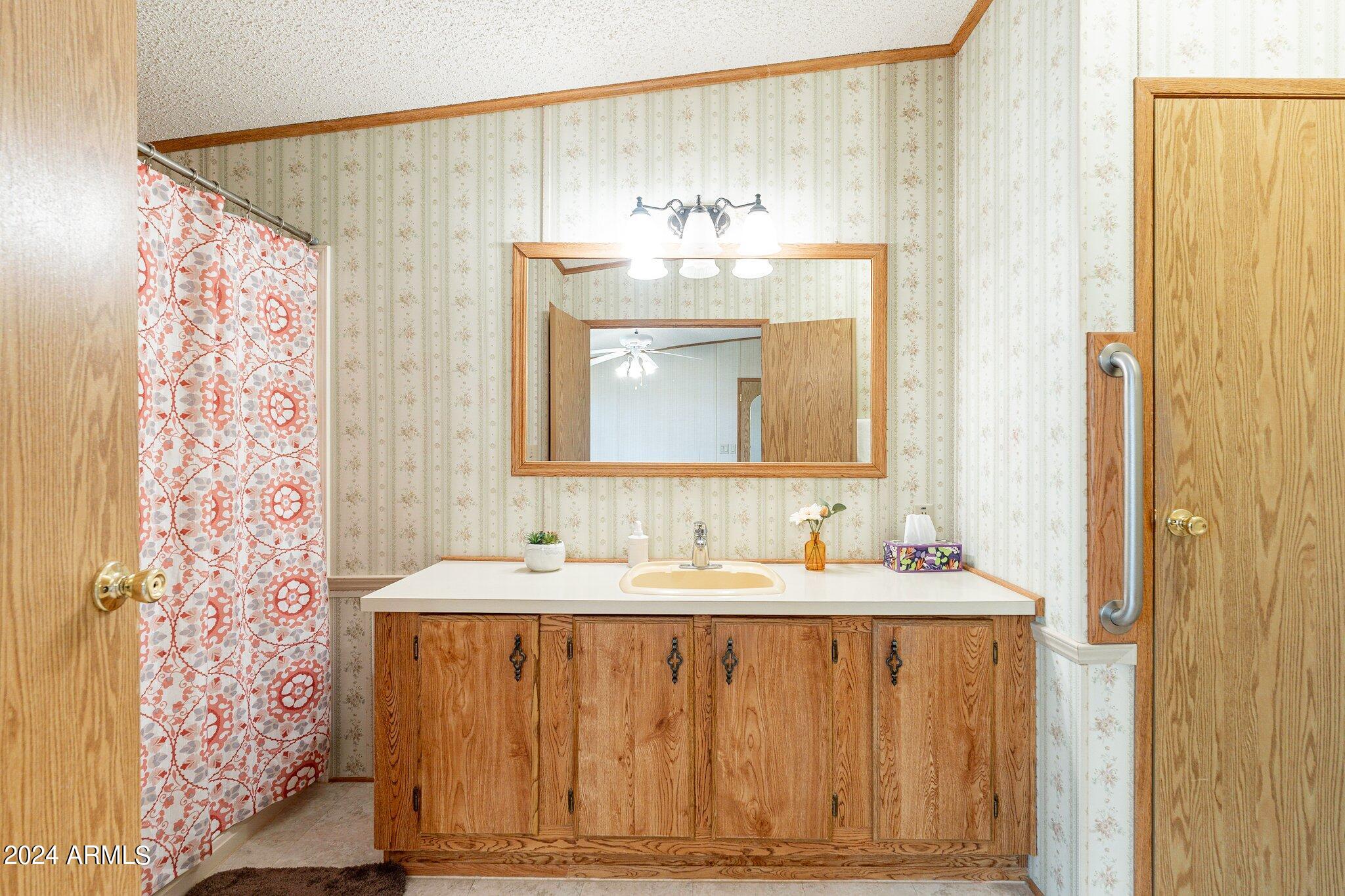 8945 North Page Road Florence, AZ 85132 - Photo 21 of 37 Primary Bathroom