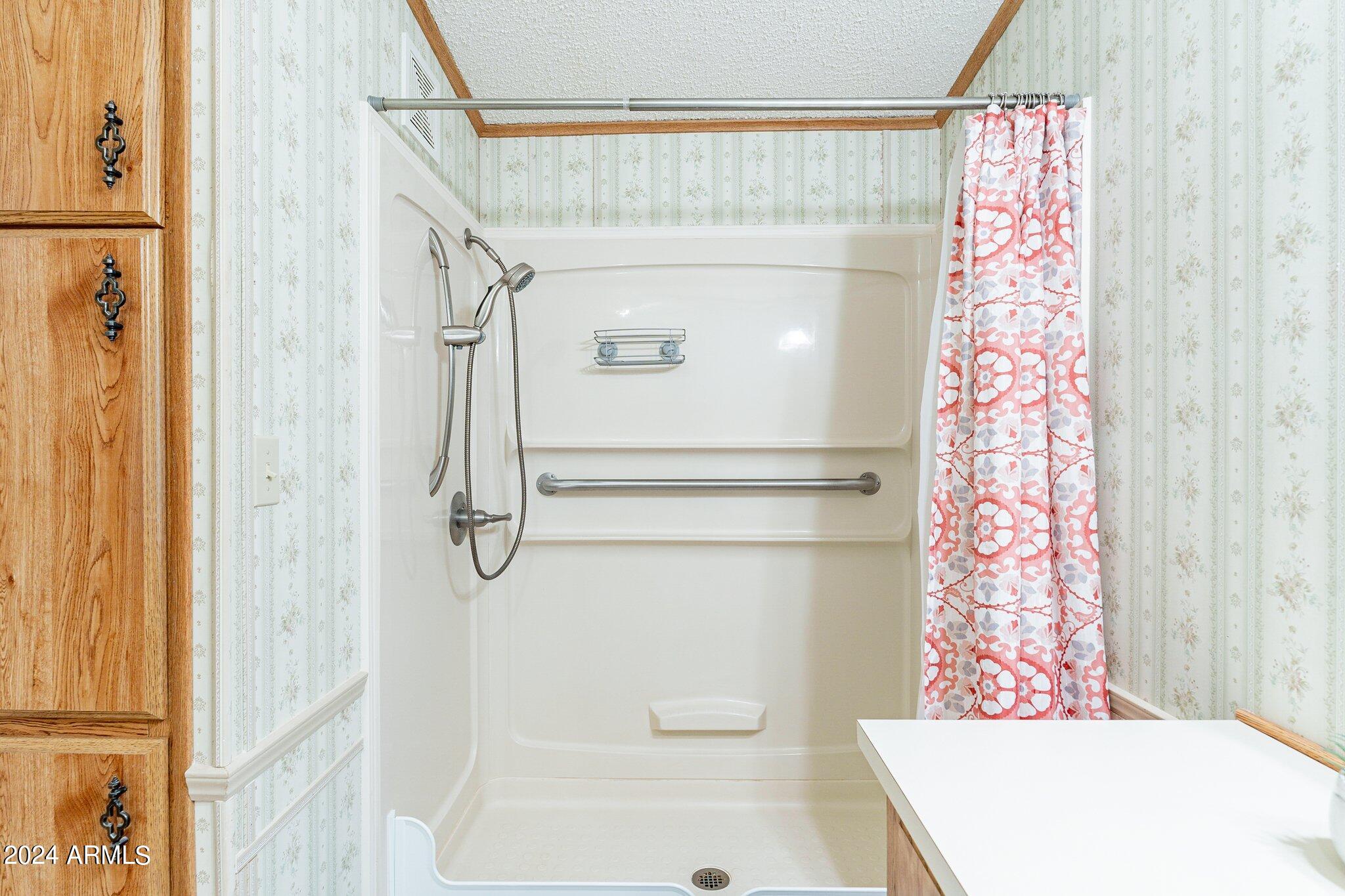 8945 North Page Road Florence, AZ 85132 - Photo 22 of 37 Primary Bath walk in shower