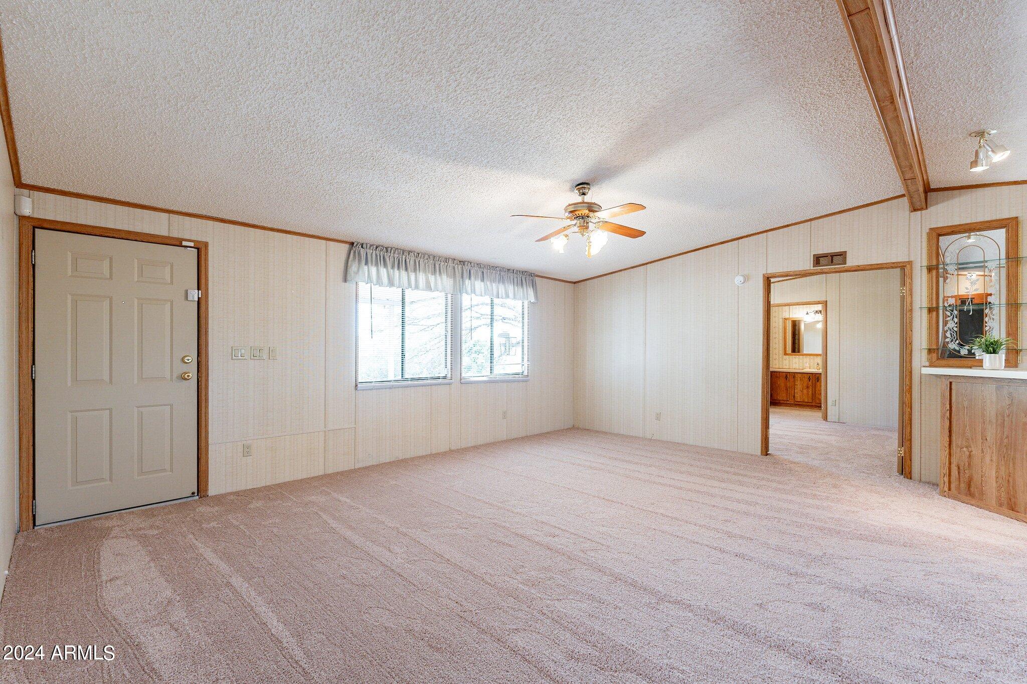 8945 North Page Road Florence, AZ 85132 - Photo 8 of 37 Livingroom
