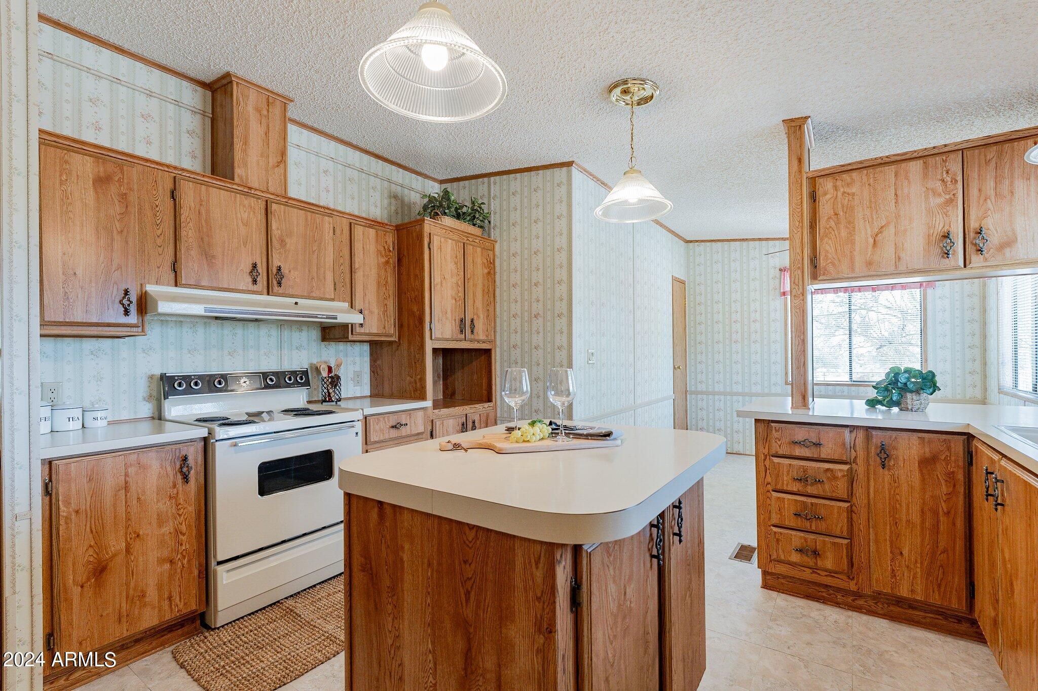 8945 North Page Road Florence, AZ 85132 - Photo 10 of 37 Kitchen
