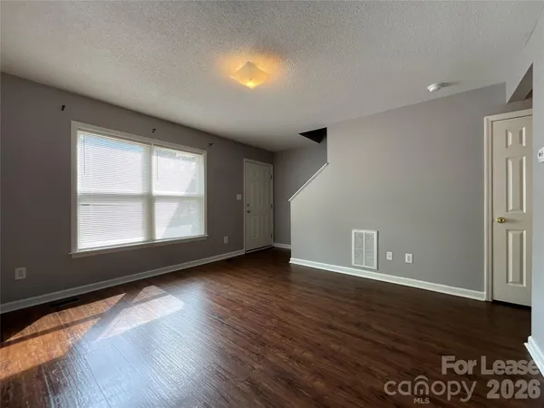 $1,200 | 206 West 15th Street, Unit 8, Newton, NC 28658