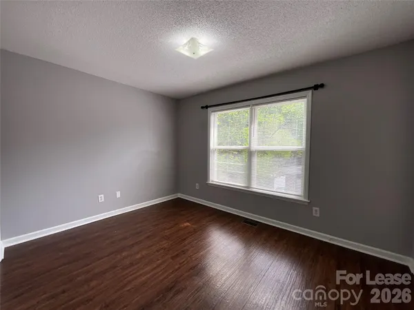 $1,200 | 206 West 15th Street, Unit 8, Newton, NC 28658