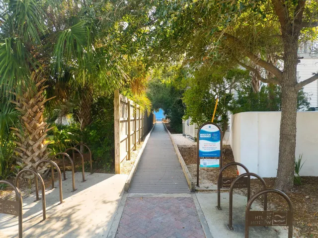 a view of entryway with patio