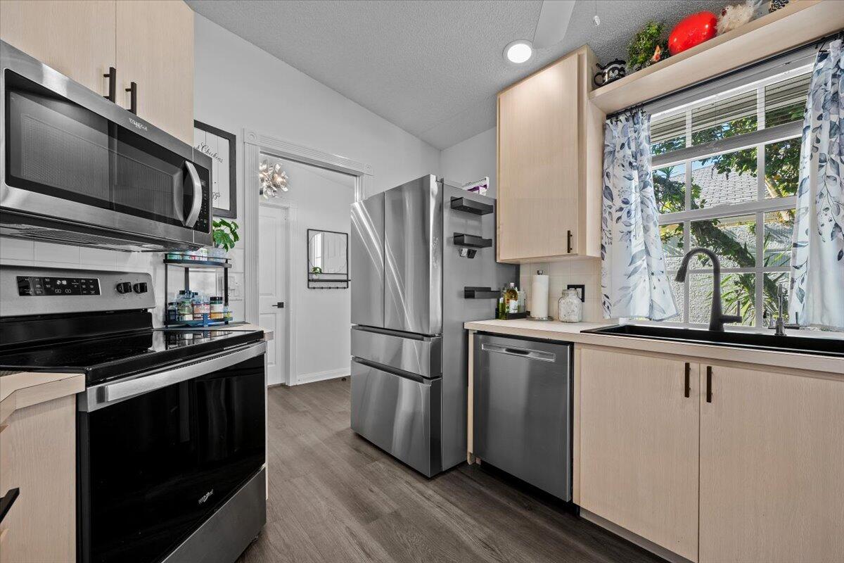 205 Brier Circle Jupiter, FL 33458 - Photo 11 of 41 12-LUX_4570