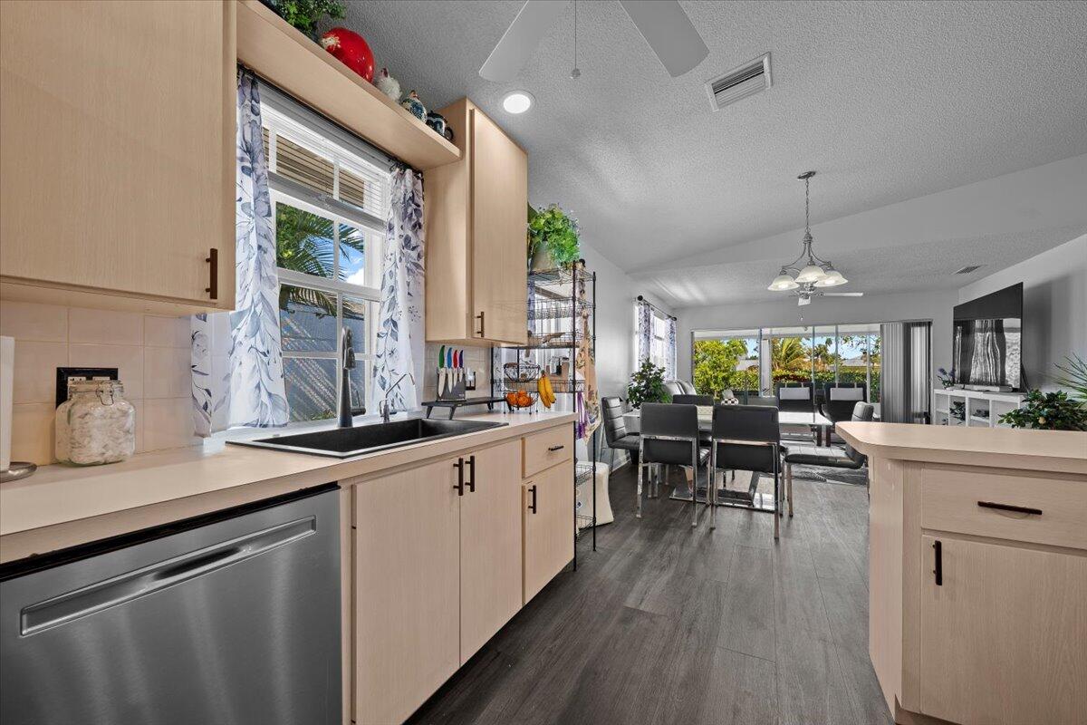 205 Brier Circle Jupiter, FL 33458 - Photo 13 of 41 14-LUX_4585