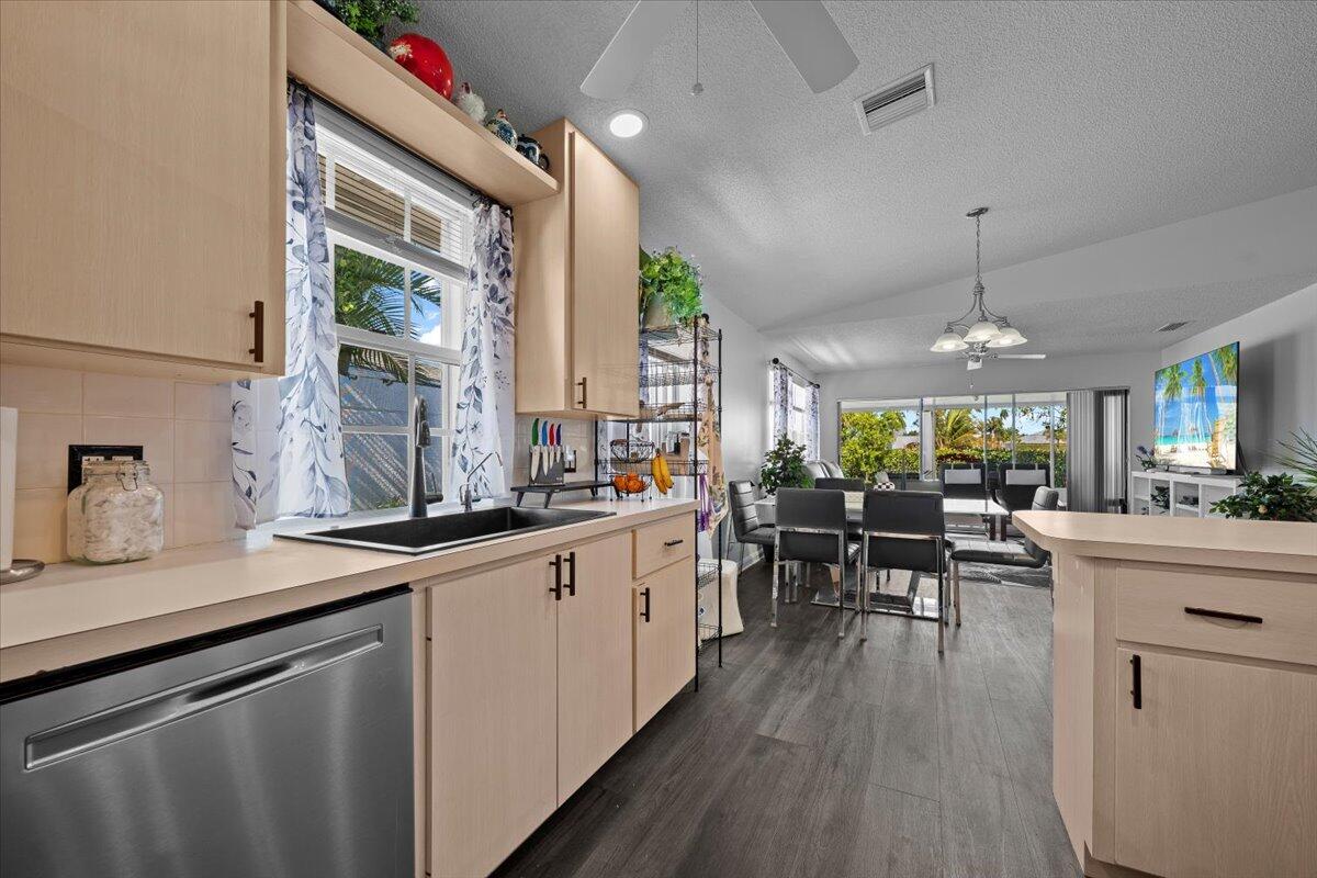 205 Brier Circle Jupiter, FL 33458 - Photo 14 of 41 15-LUX_4585.jpg1