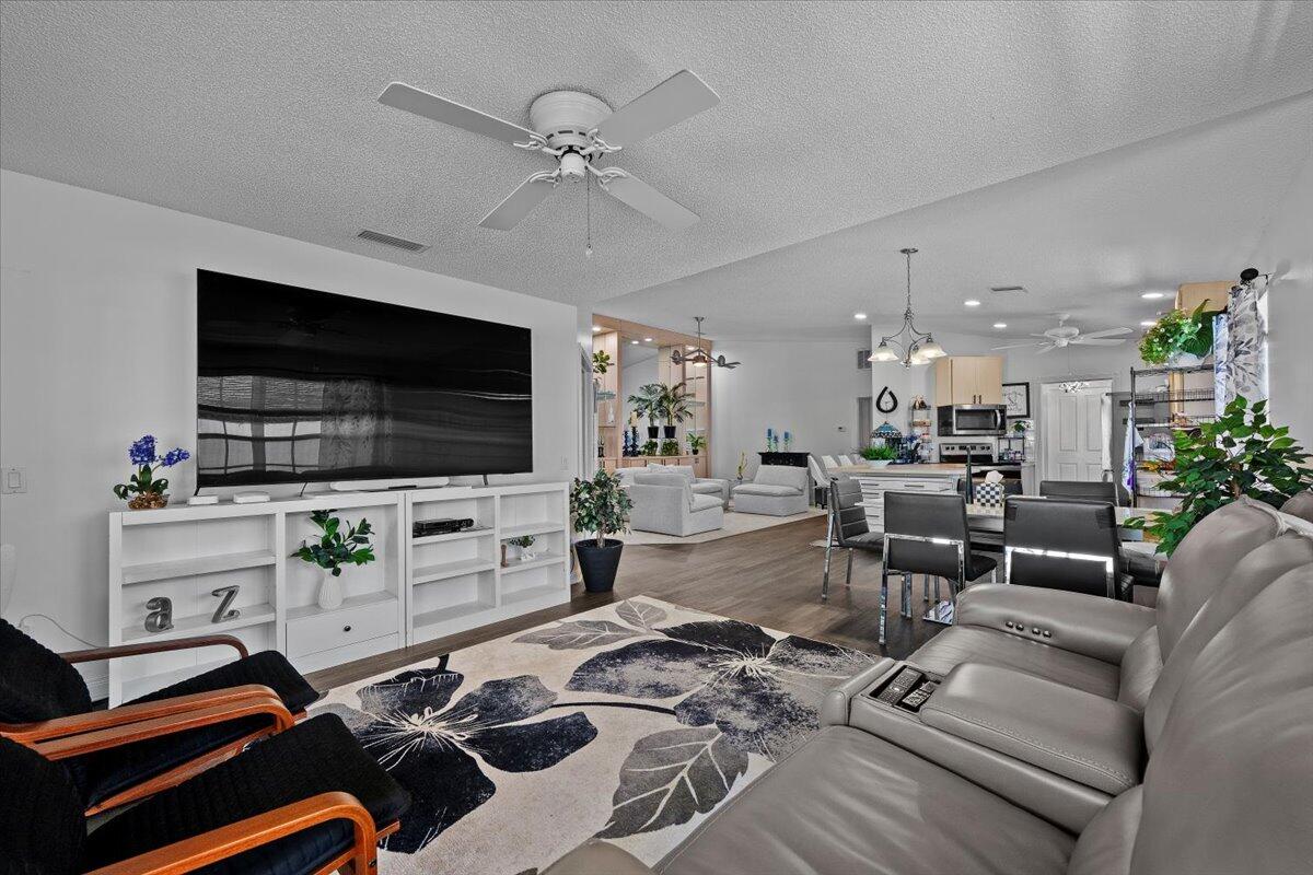 205 Brier Circle Jupiter, FL 33458 - Photo 17 of 41 18-LUX_4600