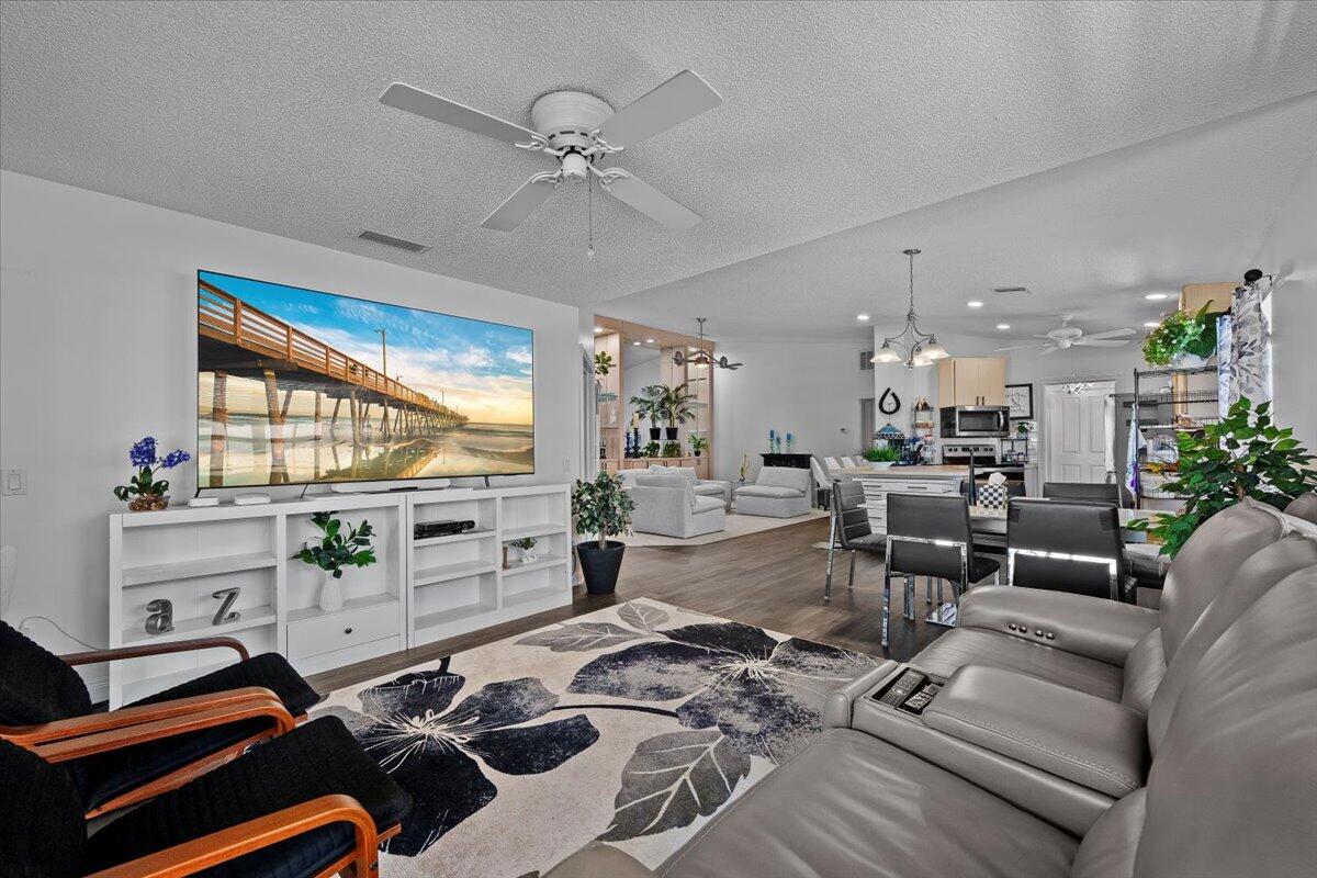 205 Brier Circle Jupiter, FL 33458 - Photo 18 of 41 19-LUX_4600.jpg1