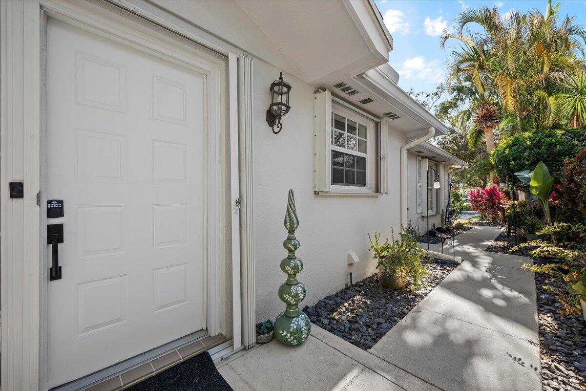 205 Brier Circle Jupiter, FL 33458 - Photo 4 of 41 04-LUX_4695