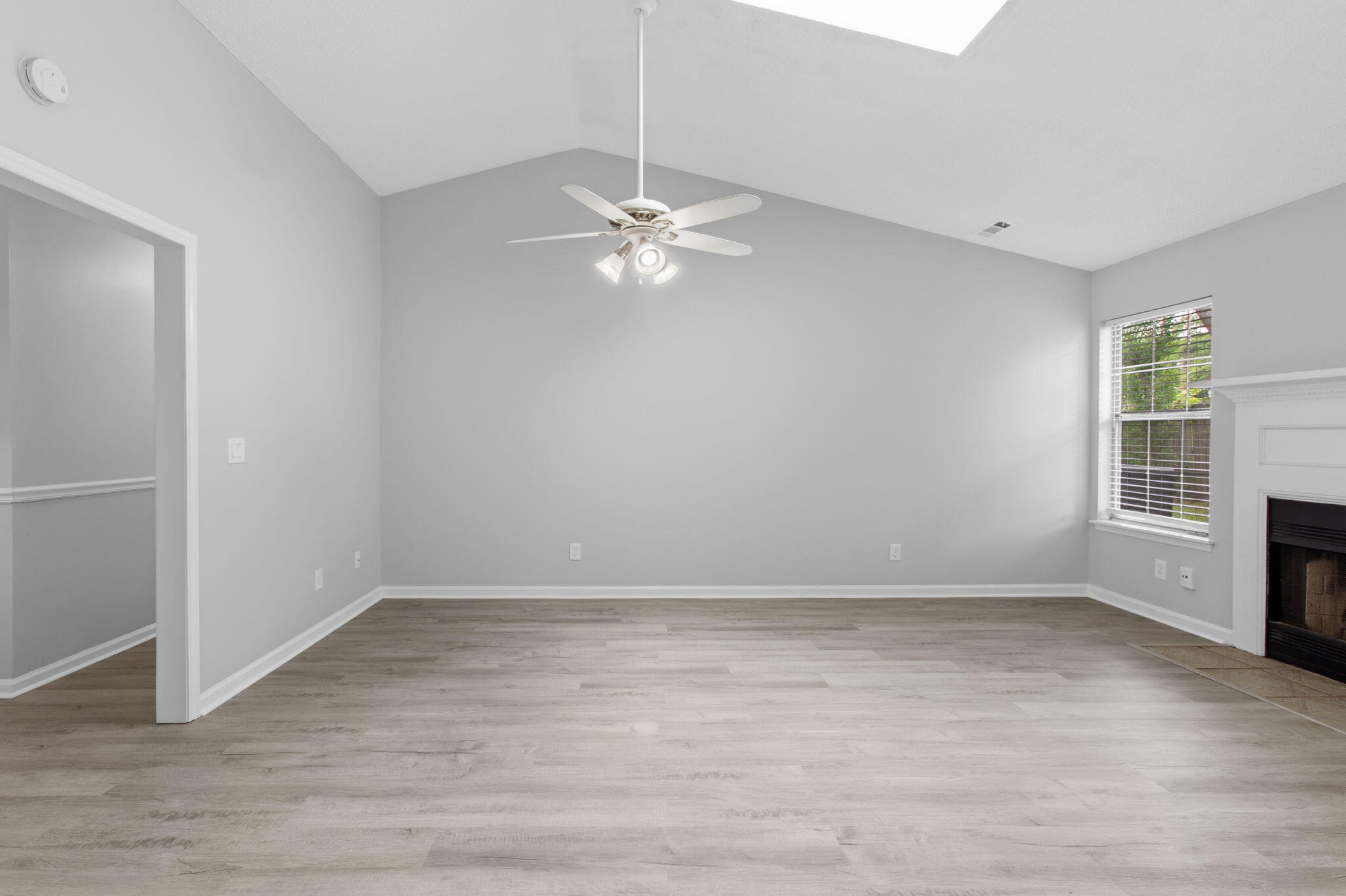 9512 One Notch Road Ladson, SC 29456 - Photo 9 of 20 Livingroom