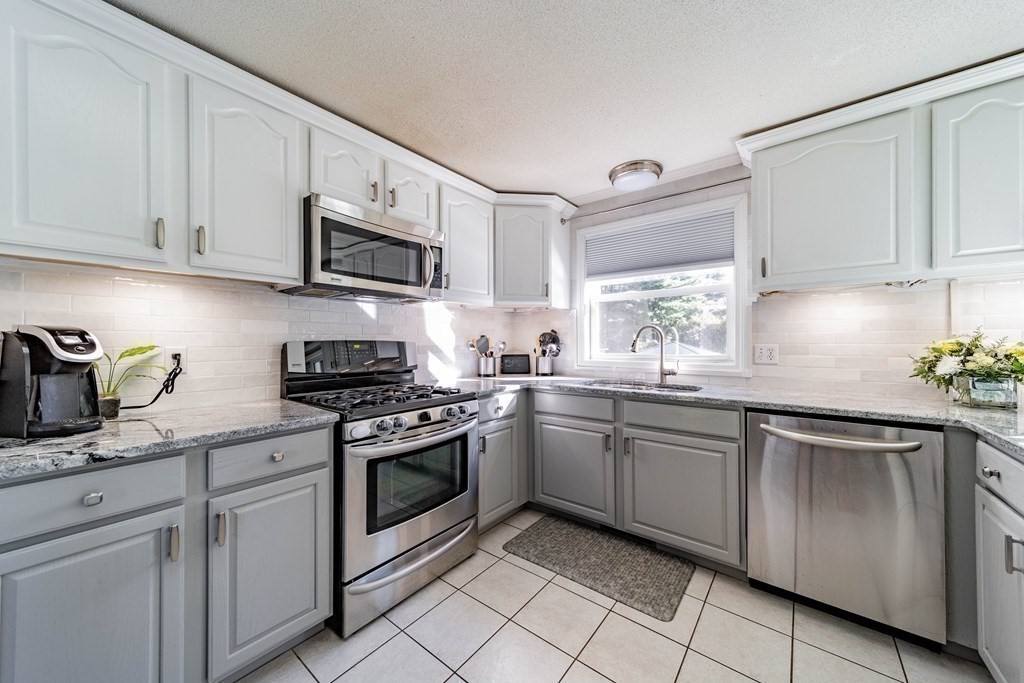 24 County Road Holyoke, MA 01040 - Photo 8 of 42