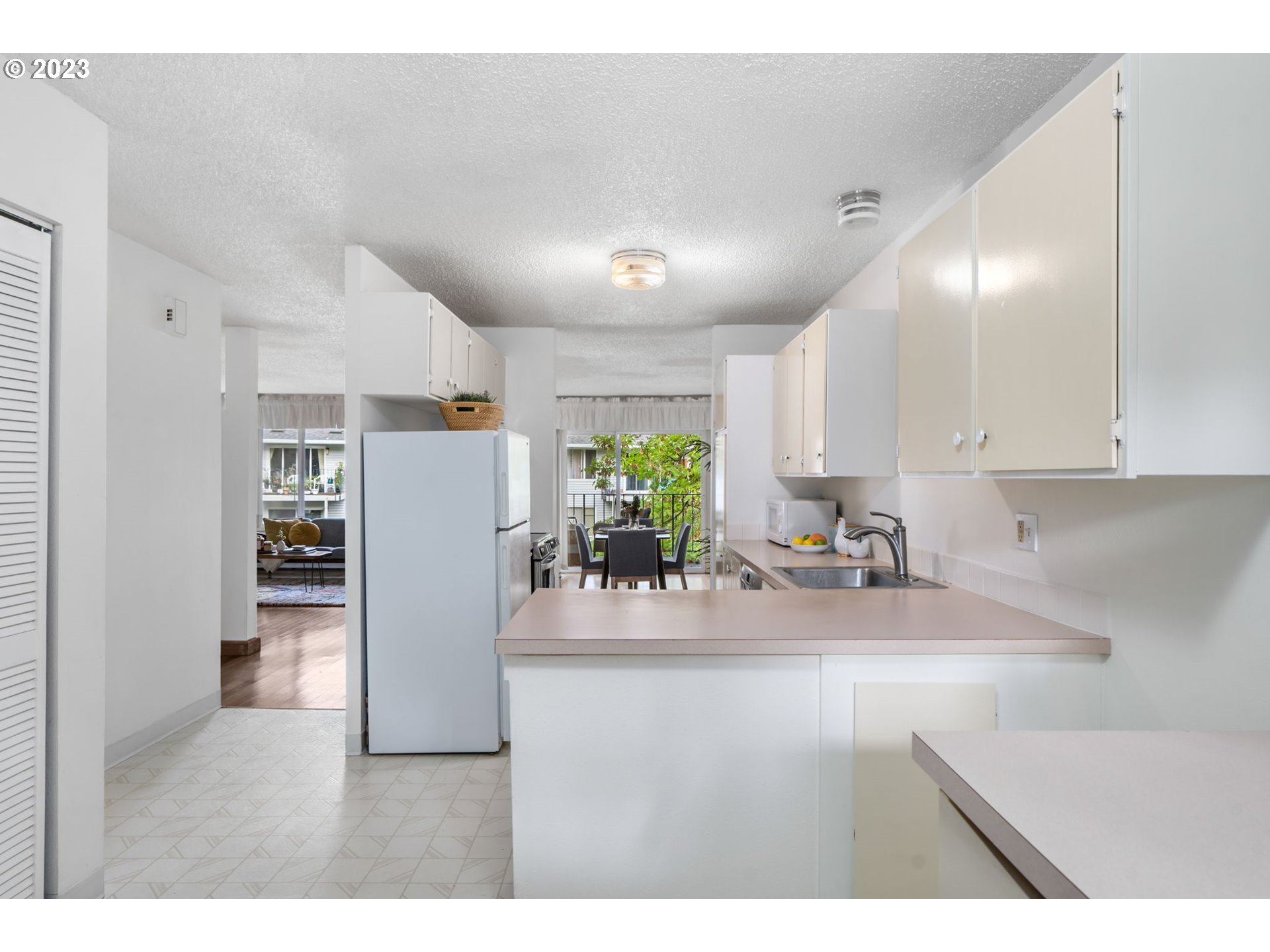 6735 Southwest Capitol Hill Road, Unit 6 Portland, OR 97219 - Photo 5 of 30 Gallery Image 5