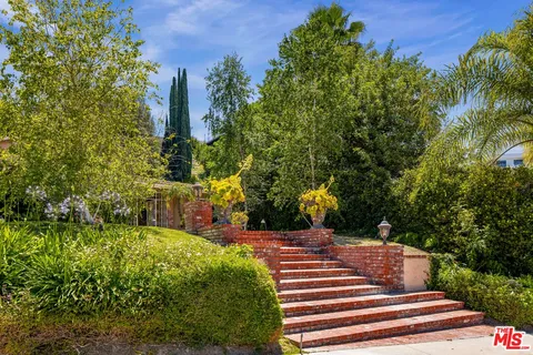 $1,899,000 | 18000 Medley Drive, Encino, CA 91316