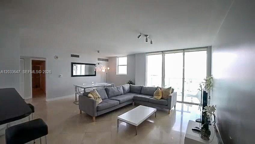31 Southeast 5th Street, Unit 2001 Miami, FL 33131 - Photo 2 of 4