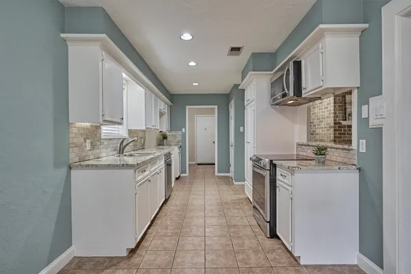 $2,200 | 42 Devonshire Drive, Conroe, TX 77304