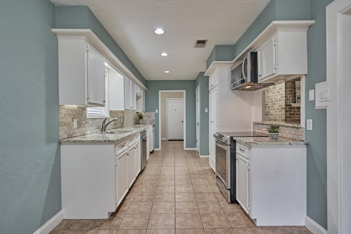 42 Devonshire Drive Conroe, TX 77304 - Photo 11 of 28 Stunning kitchen recently updated with granite counter tops