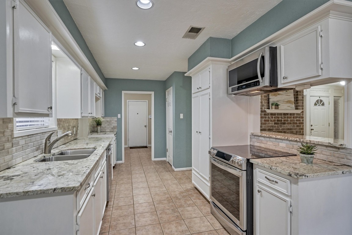42 Devonshire Drive Conroe, TX 77304 - Photo 12 of 28 Stainless steel appliances