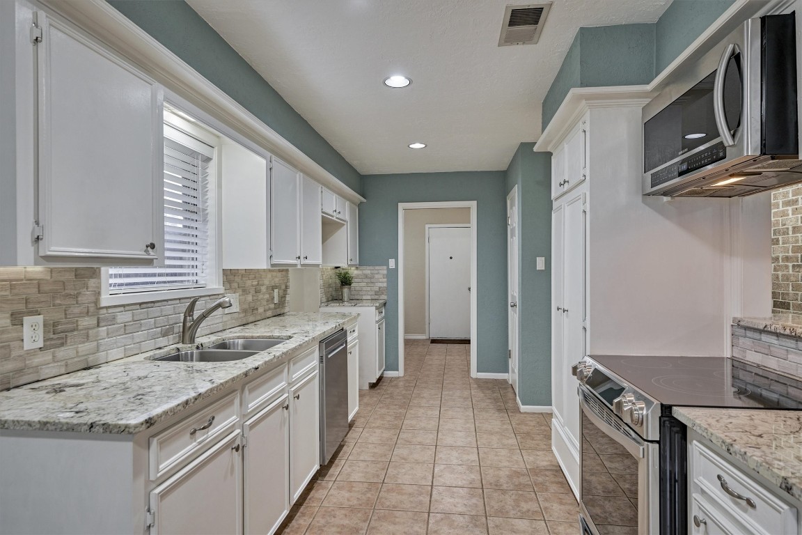 42 Devonshire Drive Conroe, TX 77304 - Photo 13 of 28 Window over sink