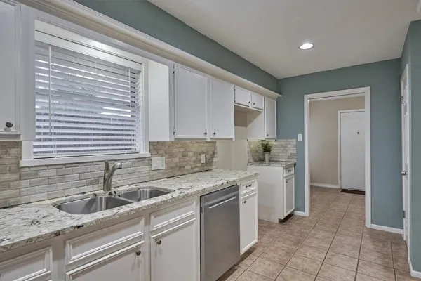 $2,200 | 42 Devonshire Drive, Conroe, TX 77304