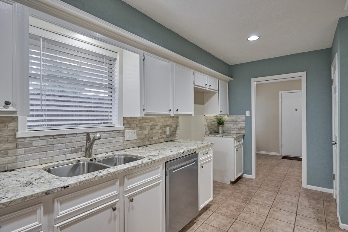42 Devonshire Drive Conroe, TX 77304 - Photo 14 of 28 Entry to laundry room and on to garage