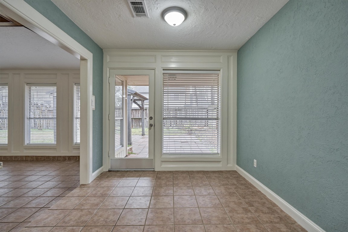 42 Devonshire Drive Conroe, TX 77304 - Photo 15 of 28 Breakfast area with abundant natural lighting