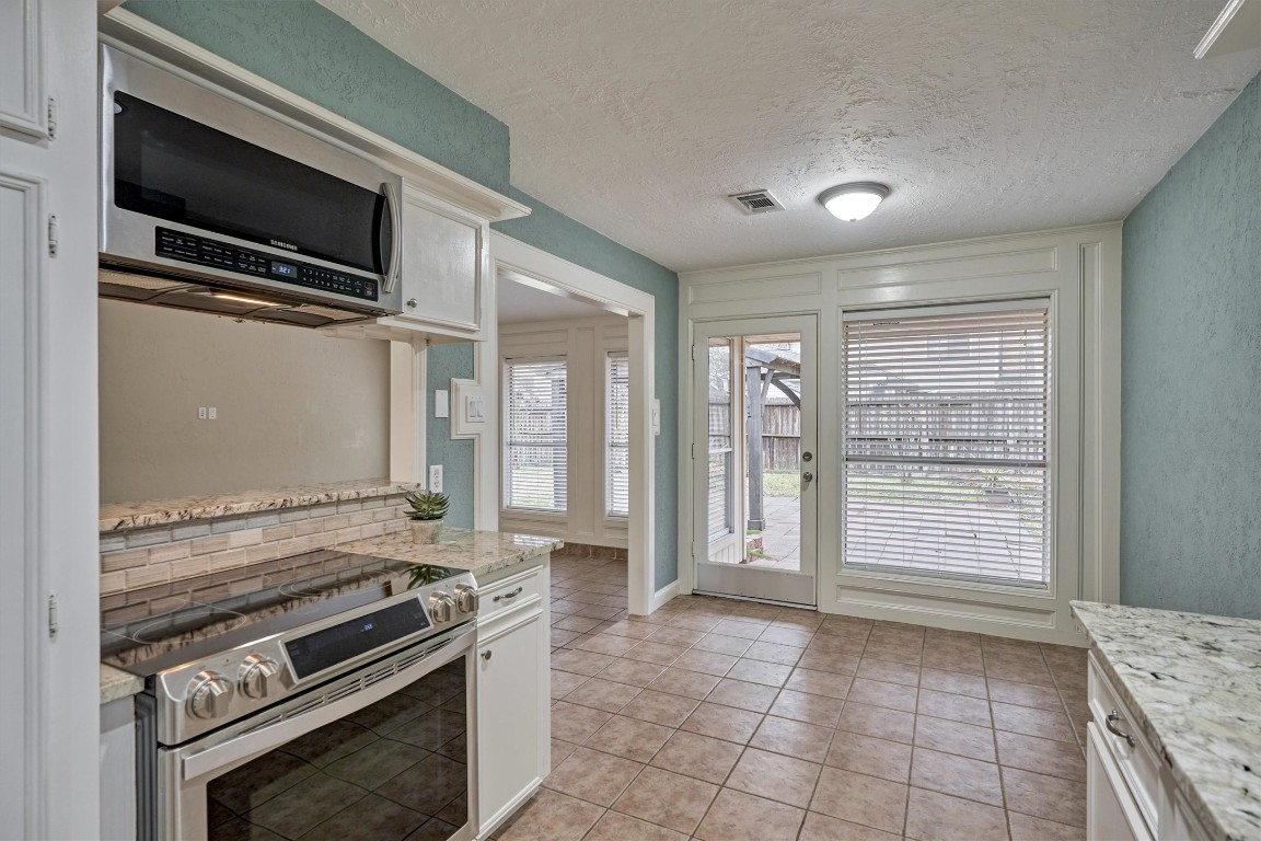 42 Devonshire Drive Conroe, TX 77304 - Photo 16 of 28 Electric range with microwave