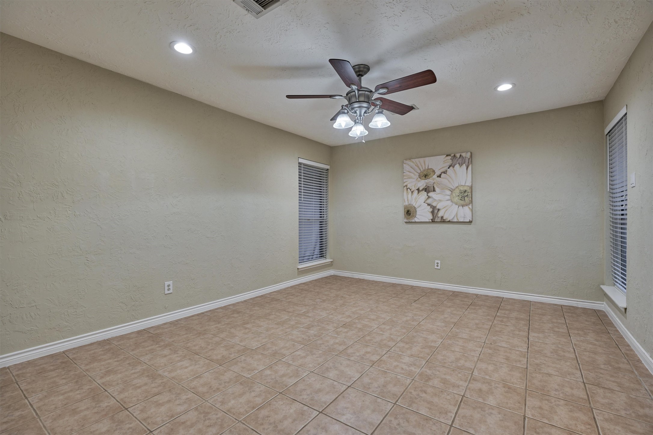 42 Devonshire Drive Conroe, TX 77304 - Photo 18 of 28 Primary bedroom at front of home.