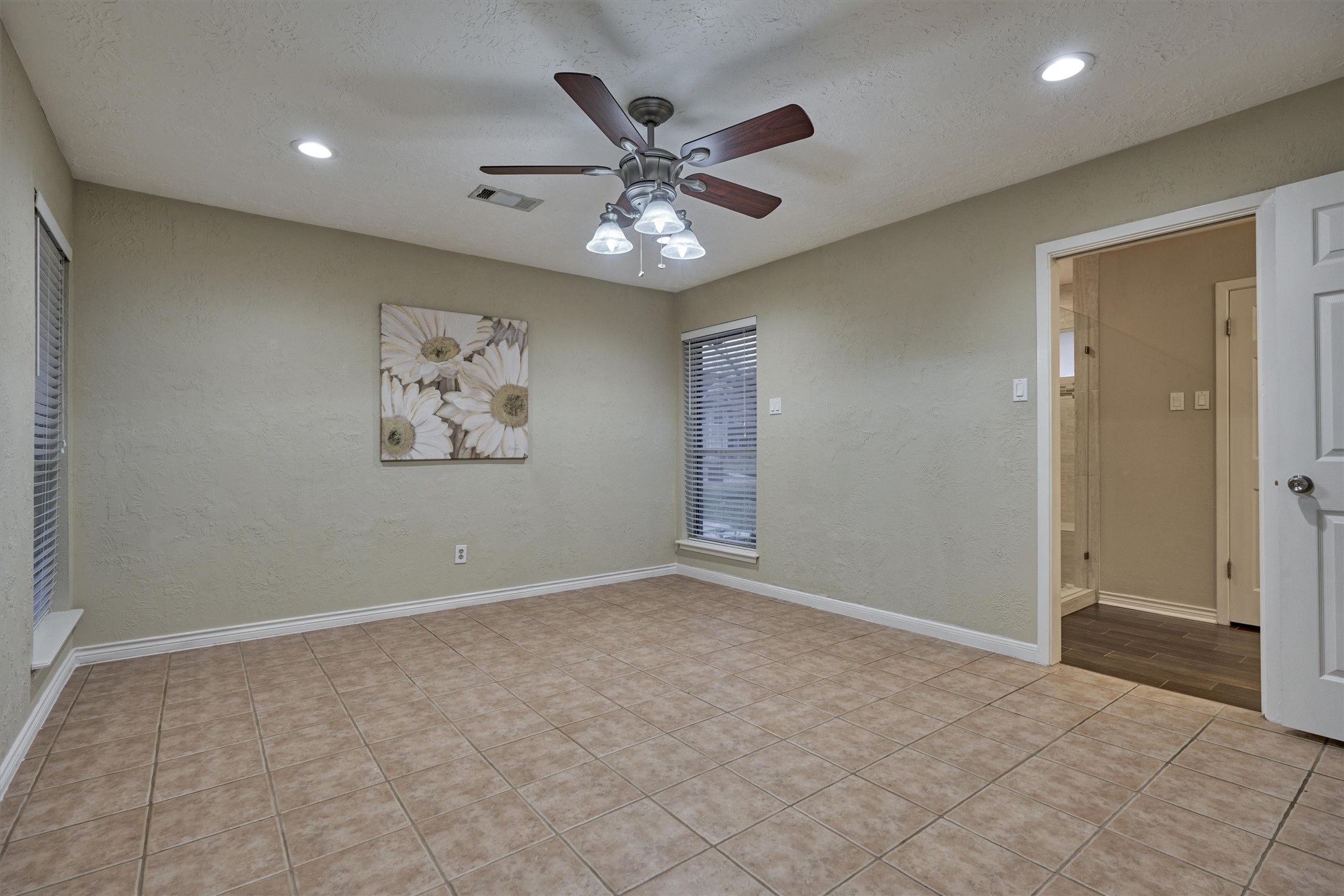 42 Devonshire Drive Conroe, TX 77304 - Photo 19 of 28 En suite primary bath
