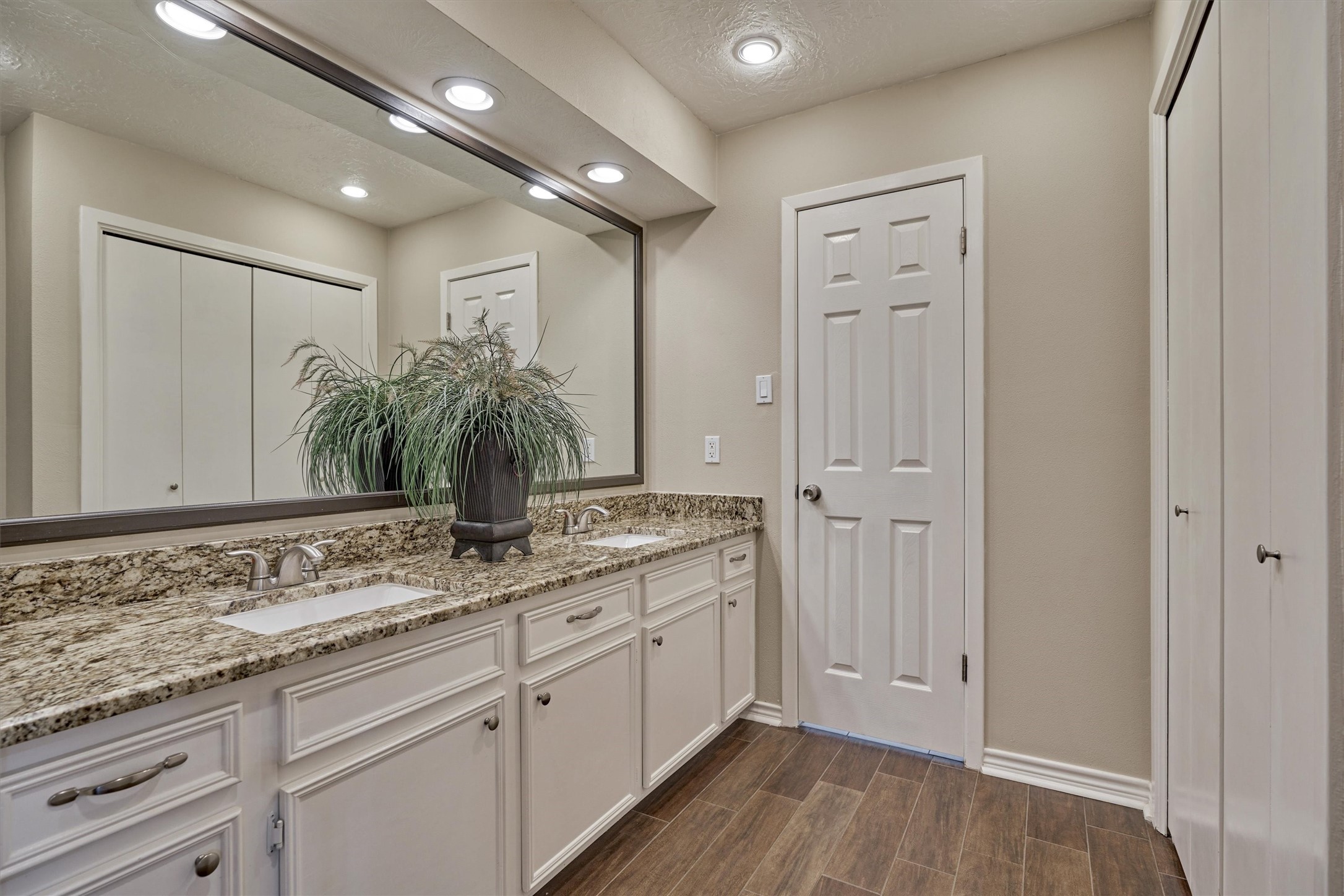 42 Devonshire Drive Conroe, TX 77304 - Photo 20 of 28 Great primary bath recently updated with double sinks and lots of storage