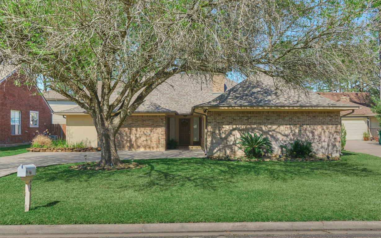 42 Devonshire Drive Conroe, TX 77304 - Photo 2 of 28 Charming home with large tree for southern comfort!