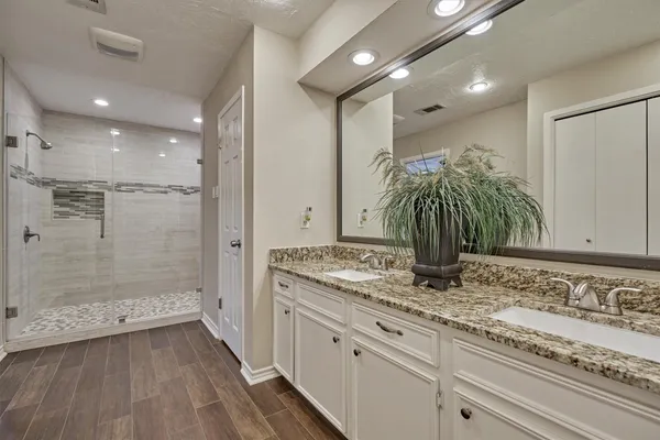 $2,200 | 42 Devonshire Drive, Conroe, TX 77304
