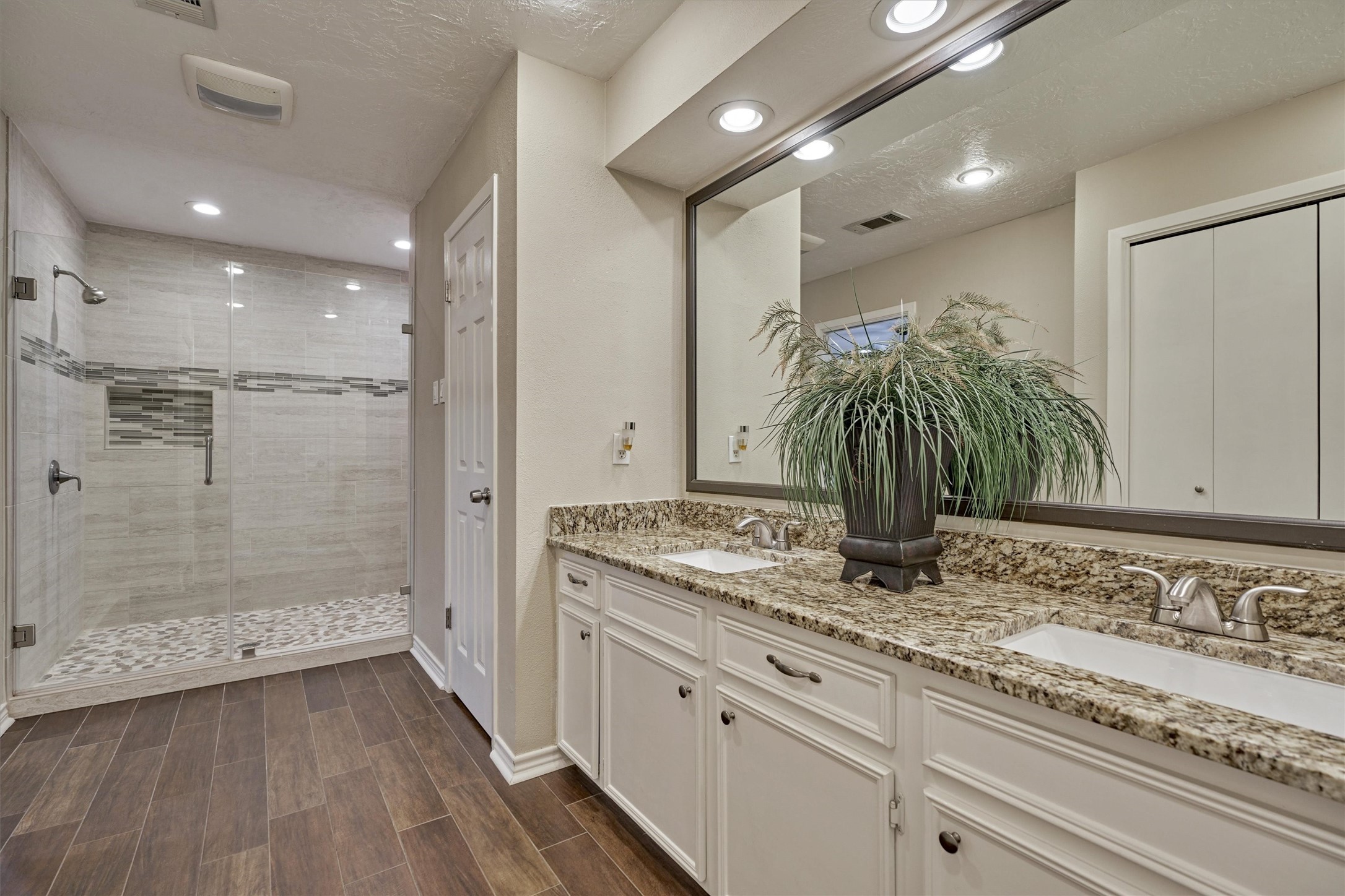 42 Devonshire Drive Conroe, TX 77304 - Photo 21 of 28 Toilet room and large shower