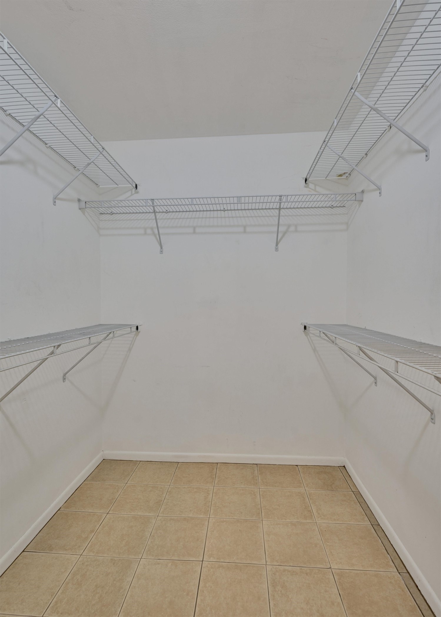 42 Devonshire Drive Conroe, TX 77304 - Photo 23 of 28 Primary walk-in closet
