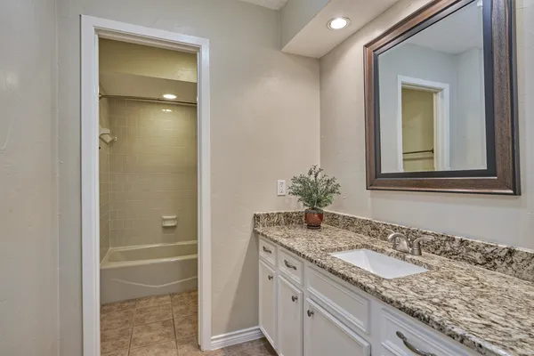 $2,200 | 42 Devonshire Drive, Conroe, TX 77304