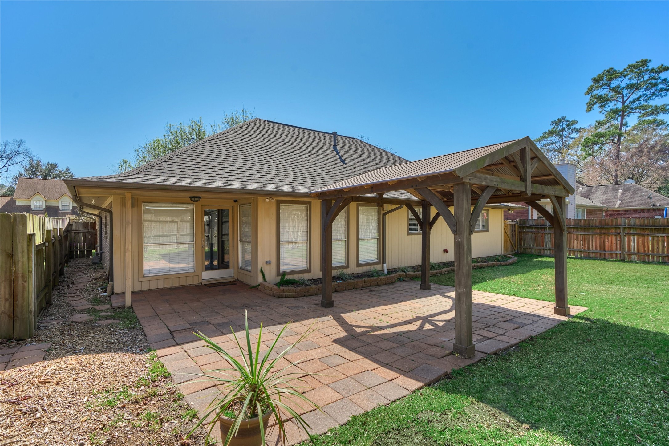 42 Devonshire Drive Conroe, TX 77304 - Photo 27 of 28 Covered patio