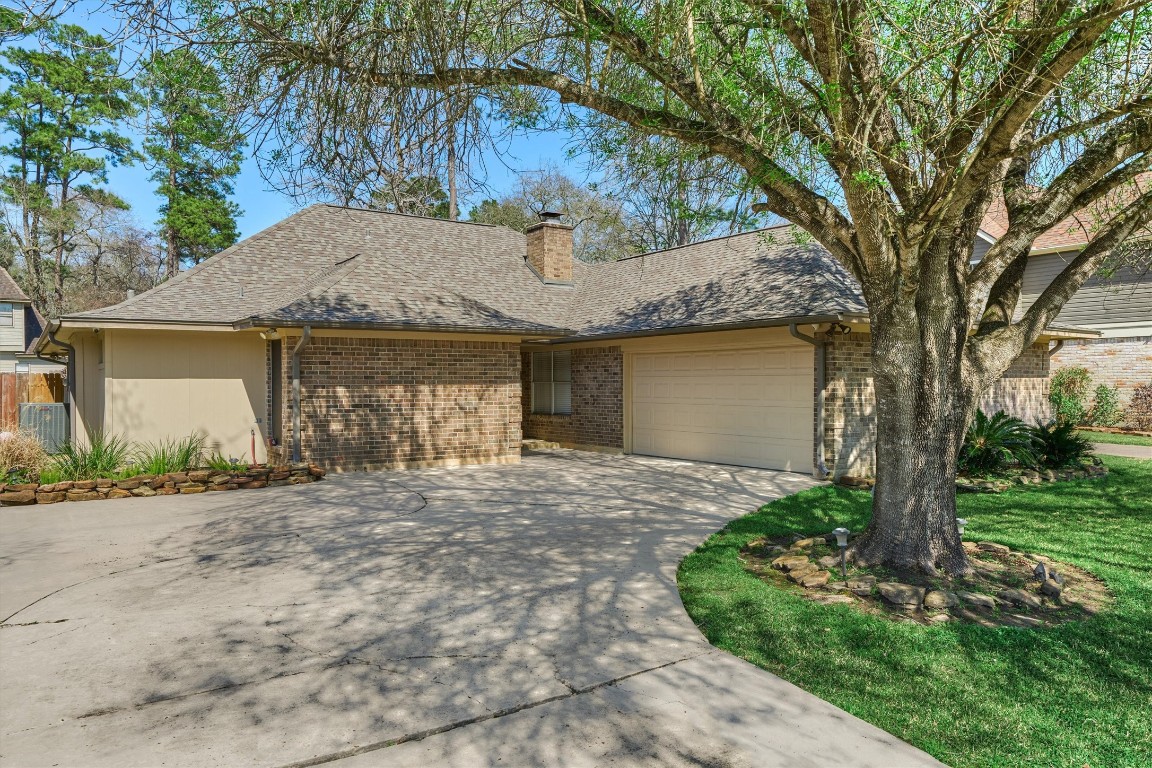 42 Devonshire Drive Conroe, TX 77304 - Photo 3 of 28 Large drivway