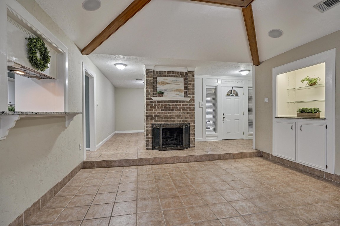 42 Devonshire Drive Conroe, TX 77304 - Photo 8 of 28 Dry Bar on one side and Pass through from Kitchen to Family Room on other side