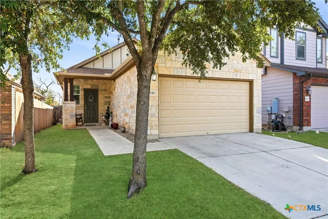 a view of a back yard