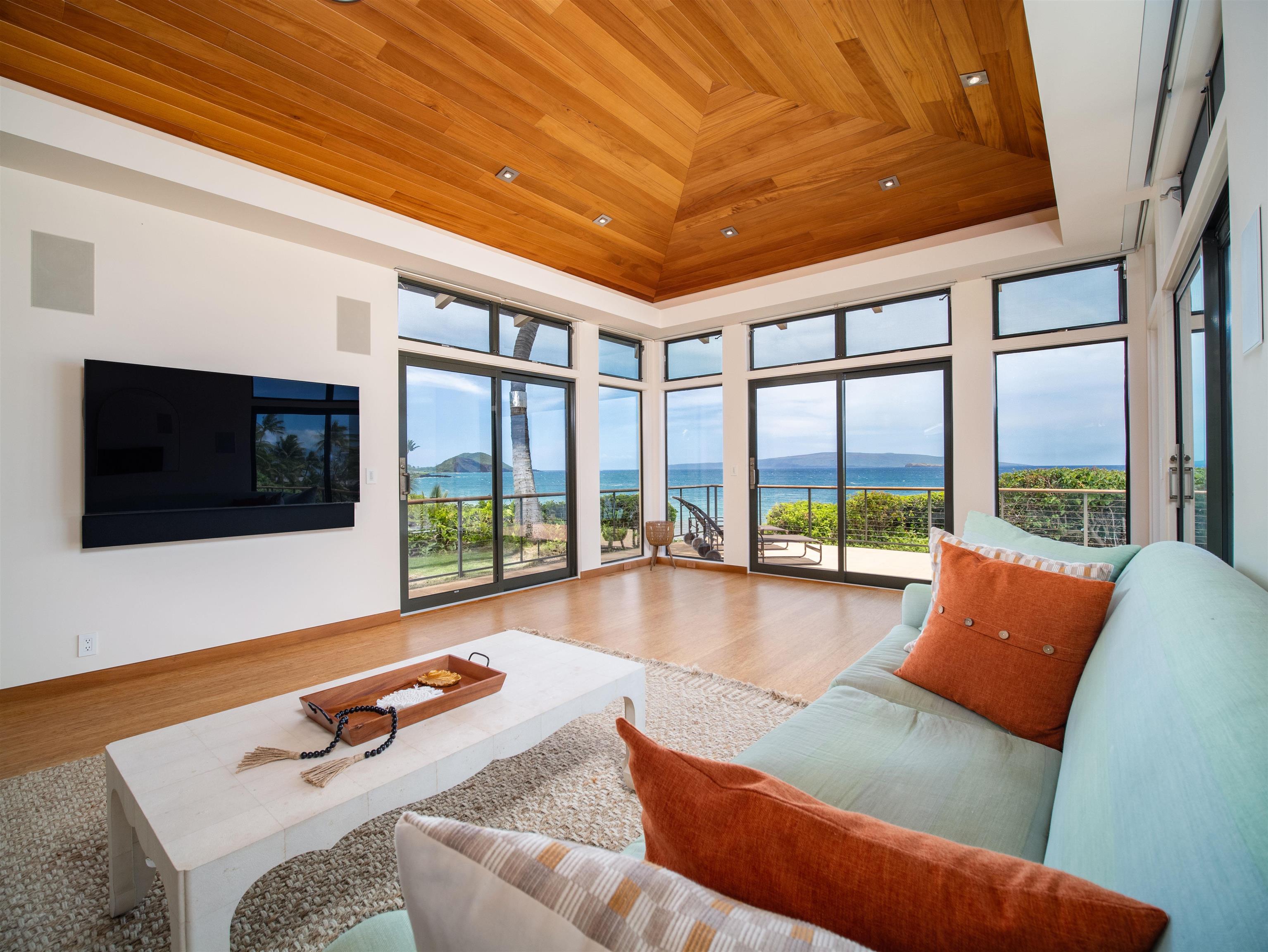 4640-4650 Makena Road Kihei, HI 96753 - Photo 41 of 48 a living room with furniture and a floor to ceiling window