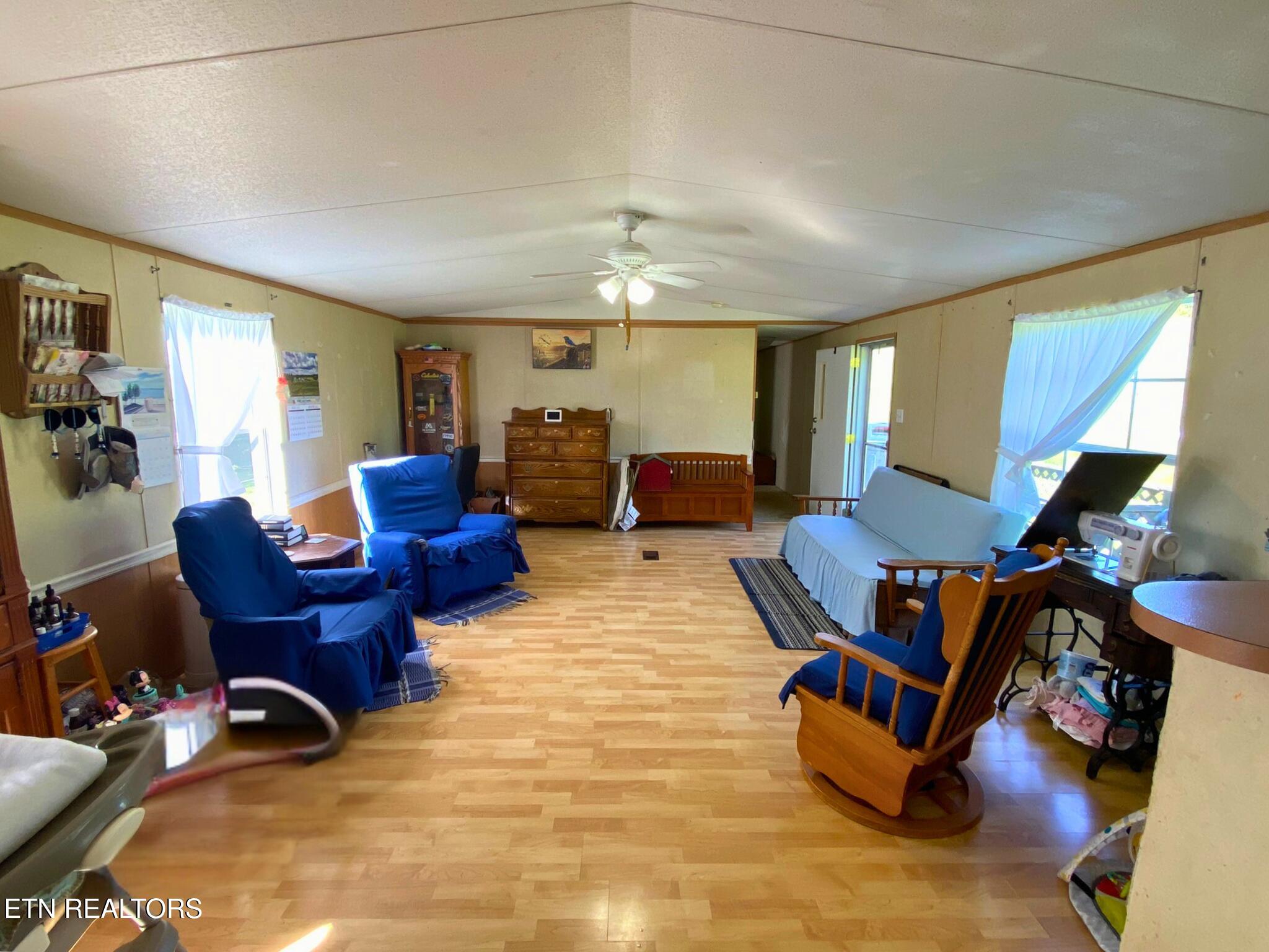 215 Central Avenue Lancing, TN 37770 - Photo 3 of 23 Living Room