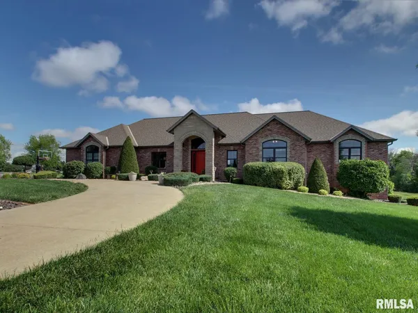 $750,000 | 507 East High Street, Mendon, IL 62351