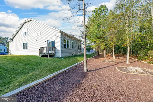a view of a house with backyard and garden