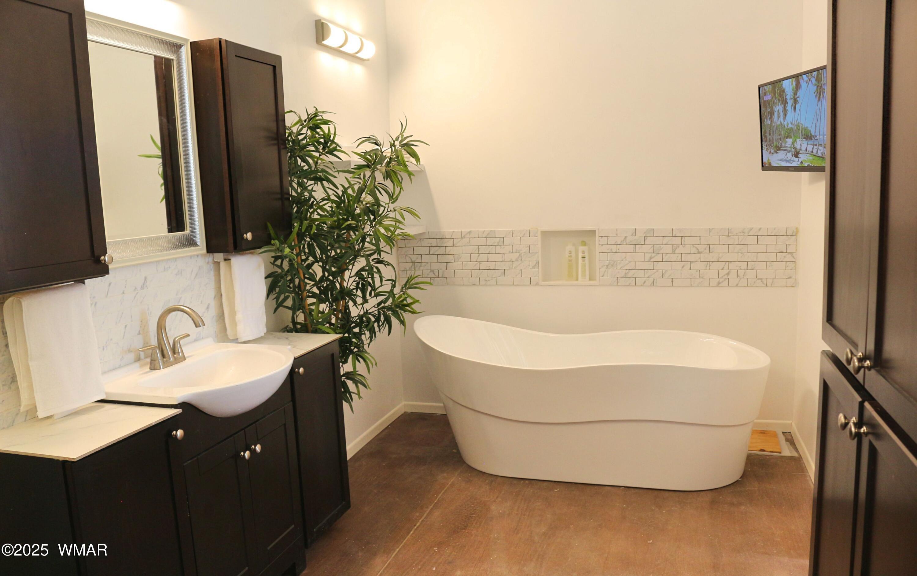12 County Road Concho, AZ 85924 - Photo 19 of 85 Master Bath Relaxation Oasis w Soaker Tub and Soothing DVD/TV, Plenty of Storage Cabinets