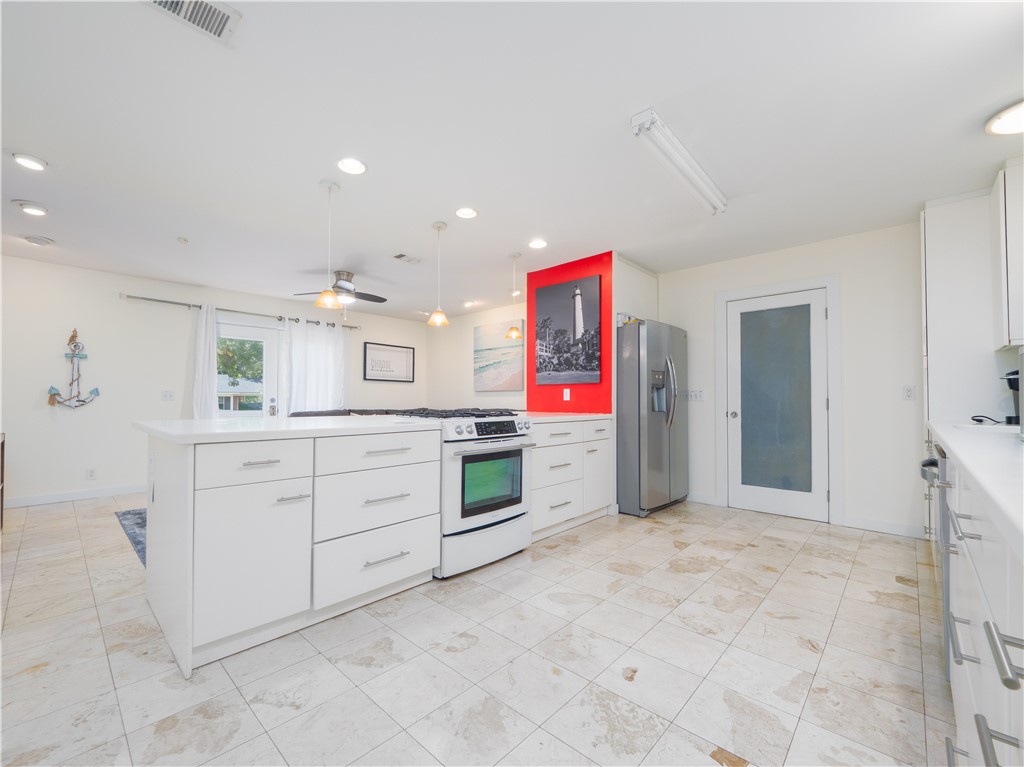 900 Mallery Street St. Simons Island, GA 31522 - Photo 8 of 38