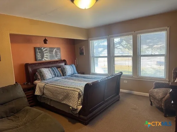 $279,900 | 1011 East Main Street, Cuero, TX 77954