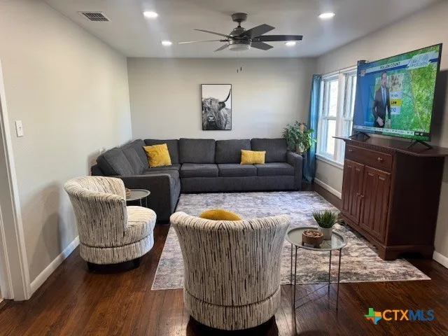 $293,500 | 1011 East Main Street, Cuero, TX 77954