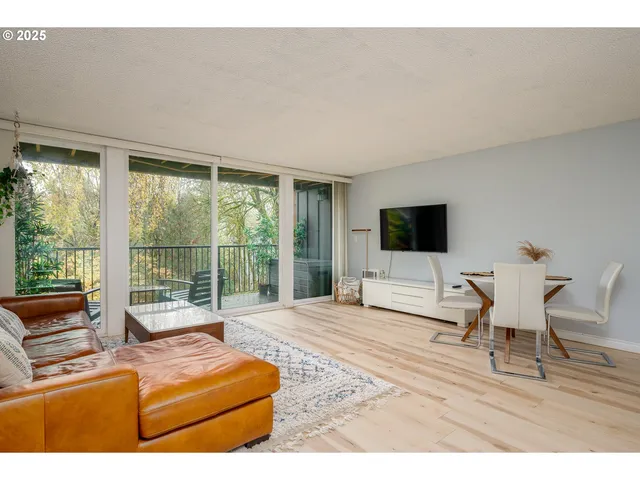 $195,000 | 100 Kerr Parkway, Unit 19, Lake Oswego, OR 97035