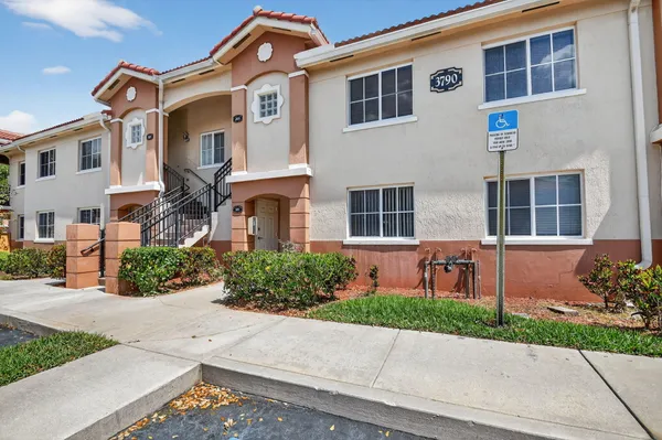 $1,900 | 3790 North Jog Road, Unit 203, West Palm Beach, FL 33411