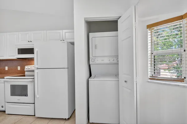 $1,900 | 3790 North Jog Road, Unit 203, West Palm Beach, FL 33411