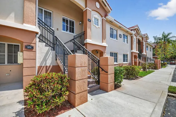 $1,900 | 3790 North Jog Road, Unit 203, West Palm Beach, FL 33411